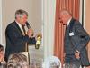 Dr. Peter Schuster, Badischer Winzerkeller eG, überreicht Manfred Nüssel ein Weinpräsent