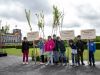 Schülerinnen und Schüler des SOS-Kinderdorf Berlin vor ihrem „Raiffeisen-Obstgarten“