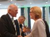 DRV-Ehrenpräsident Manfred Nüssel begrüßt die Landwirtschaftsministerin Julia Klöckner.