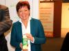 Lucia Puttrich, Ministerin für Bundes- und Europaangelegenheiten des Landes Hessen, präsentiert ein genossenschaftliches Milchprodukt