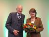 Manfred Nüssel überreicht Blumen an die Parlamentarische Staatssekretärin Dr. Maria Flachbarth